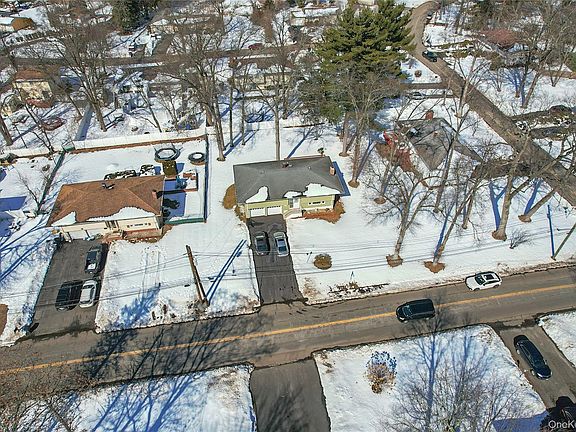 3rd image of 20 Mirror Lake Road