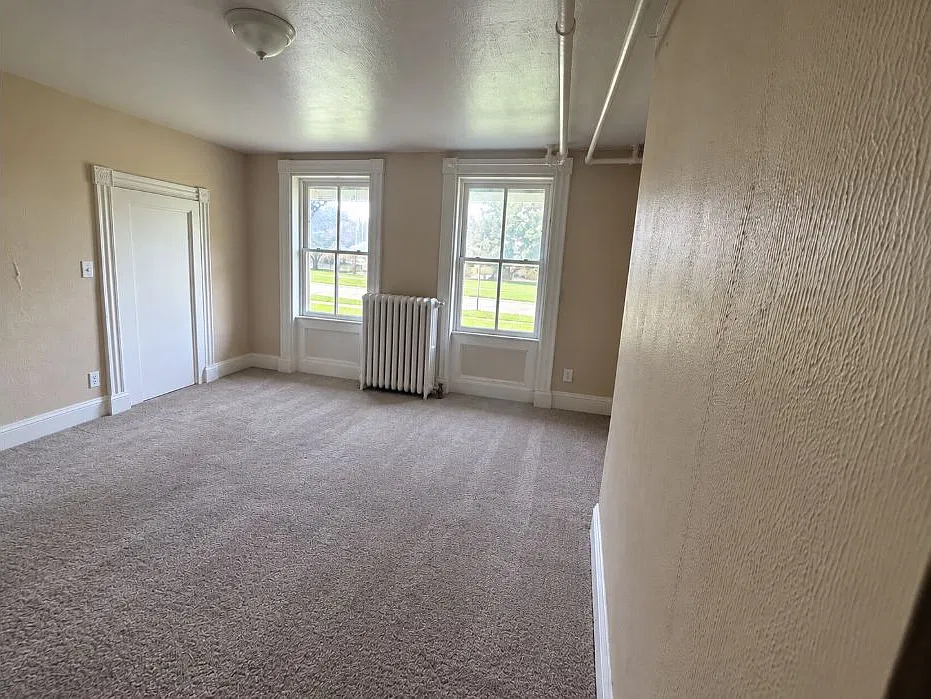 708 E Front St — Photo 3