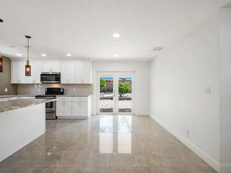2100 N Seacrest Blvd — Photo 3