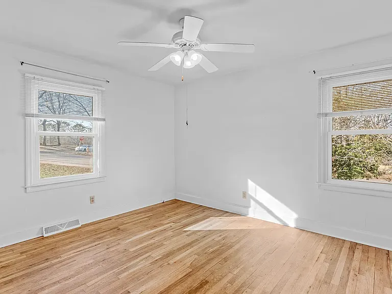 420 Brock St — Photo 7