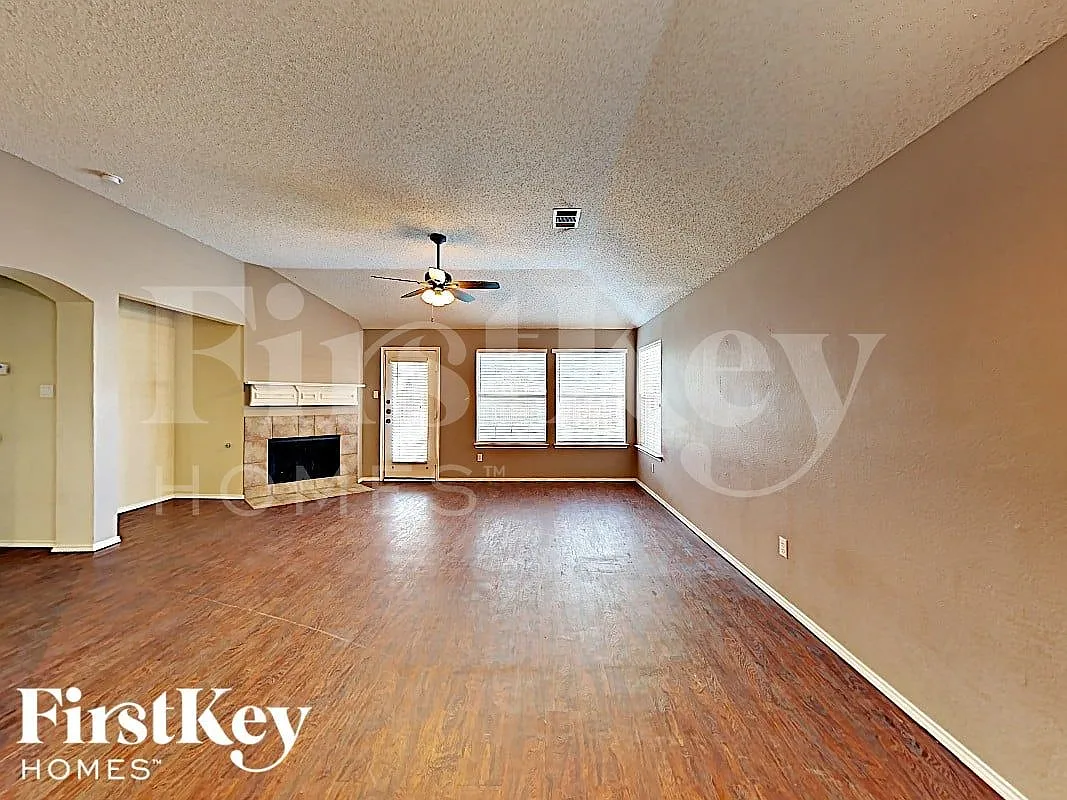 3 bed, 2.0 bath, 1840 sqft, $2,285 — Photo 2