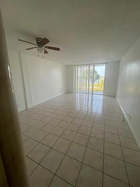 480 Executive Center Dr — Photo 4