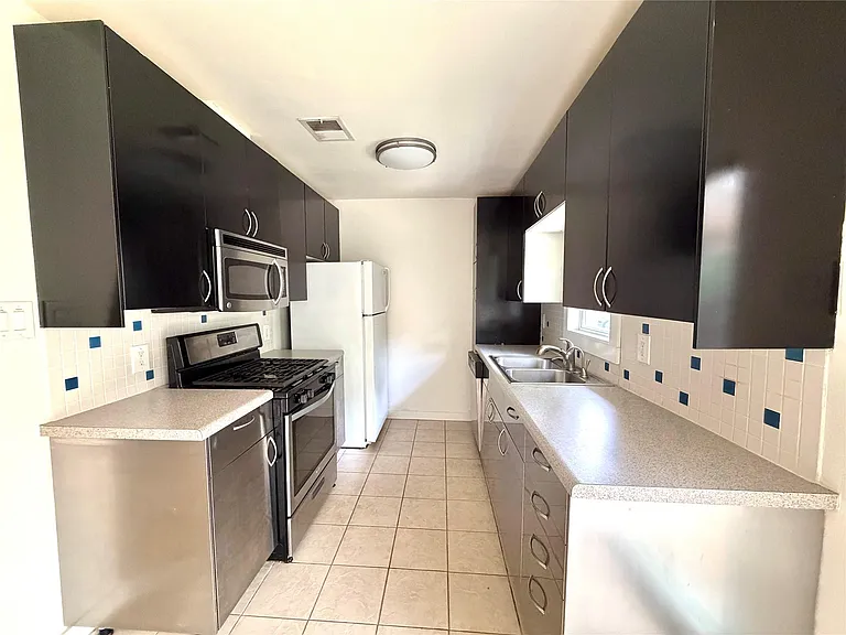 401 W 55th 1/2 St #A — Photo 2