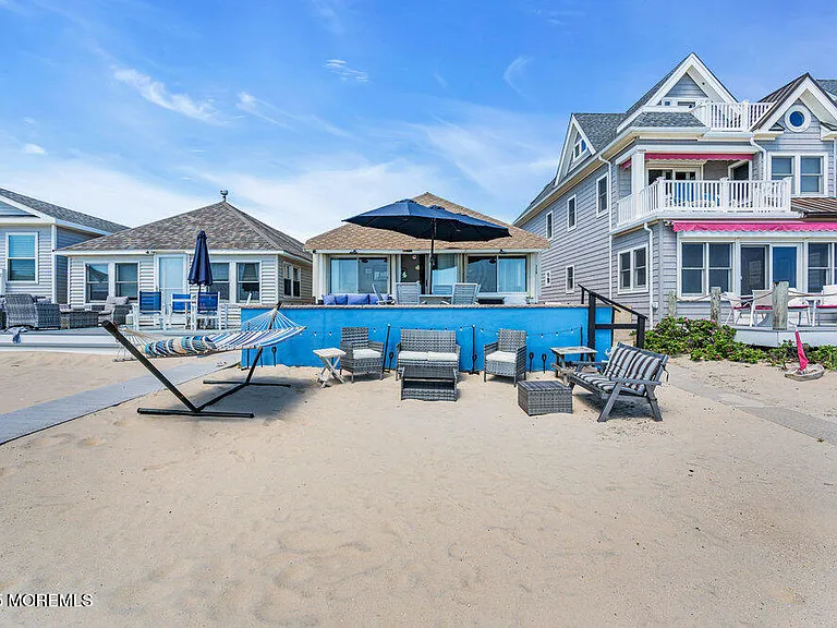115 Beachfront — Photo 32