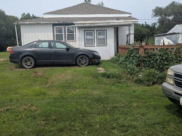 326 Road 5500, Chester, NE 68327