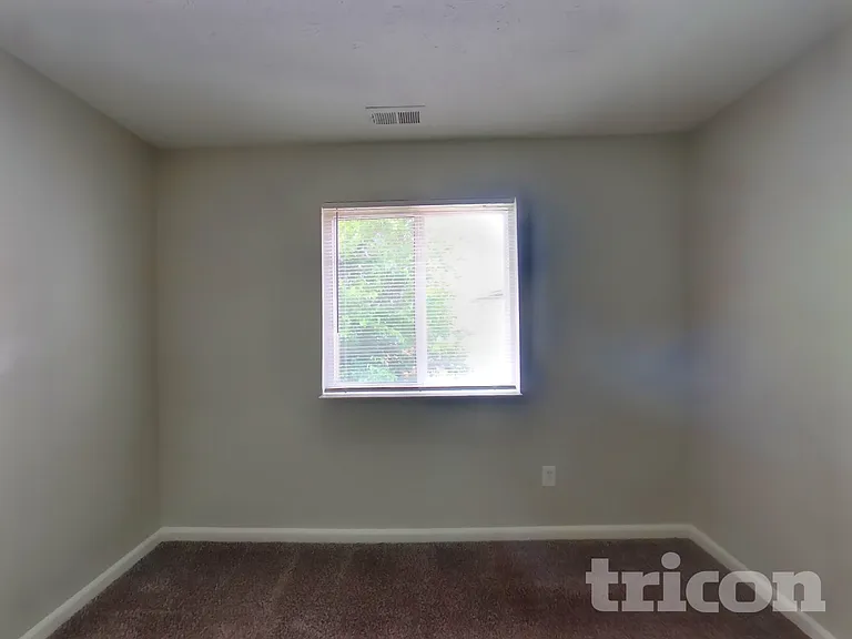 569 Stobus Dr — Photo 10