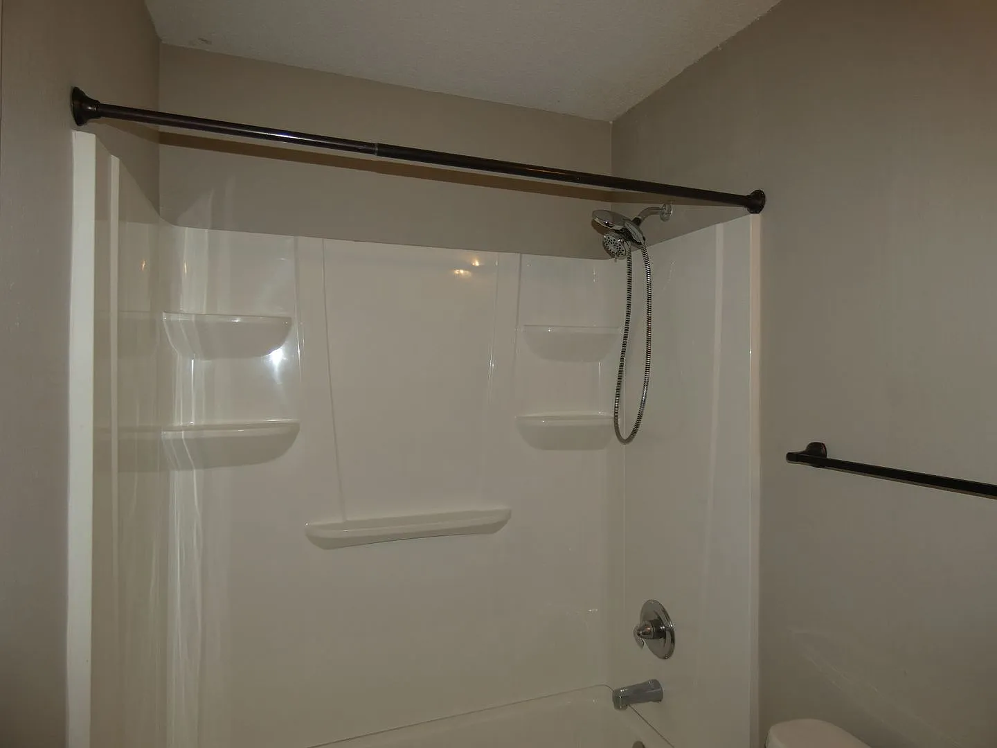 Charming 2-Bedroom Townhome — Photo 4