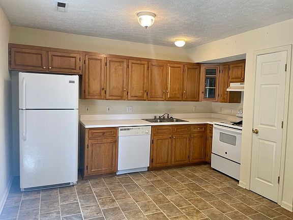 3rd image of 904 Grand Arbre Dr