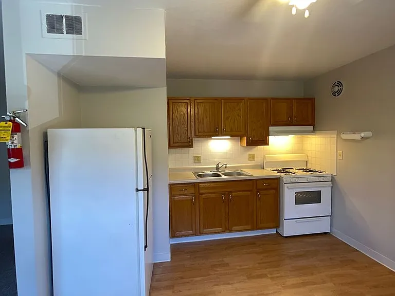 267 E Grand Ave — Photo 14