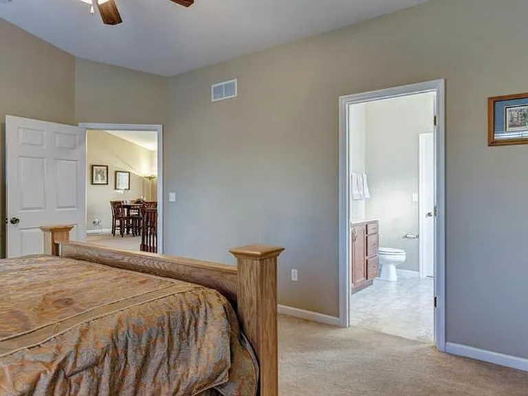 310 Royallsprings Pkwy — Photo 32
