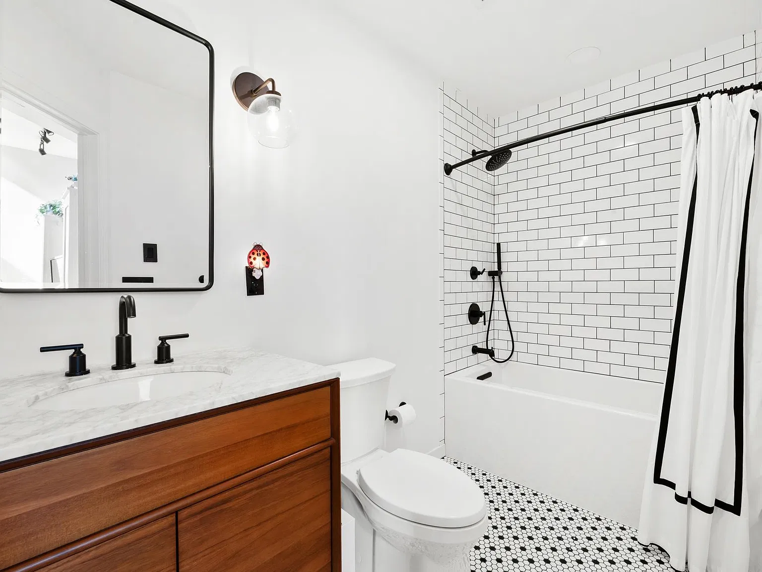 54 Magnolia — Photo 4
