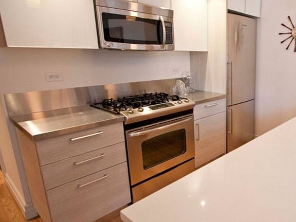 3rd image of 550 W 54th St APT 2122