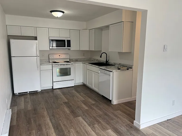 915 Genrich St — Photo 2