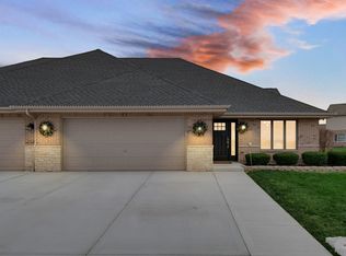 2122 Sky Harbor Dr, New Lenox, IL 60451