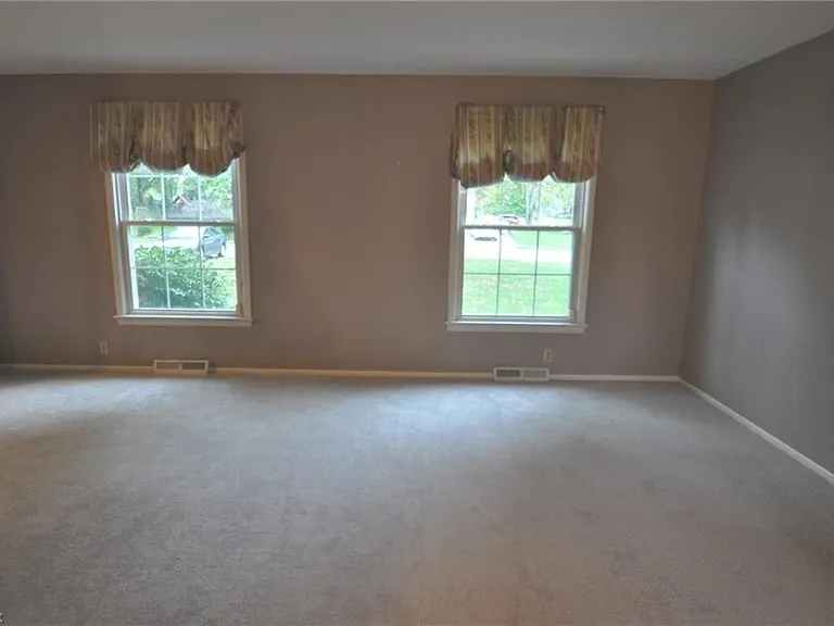 340 Plymouth Dr — Photo 8