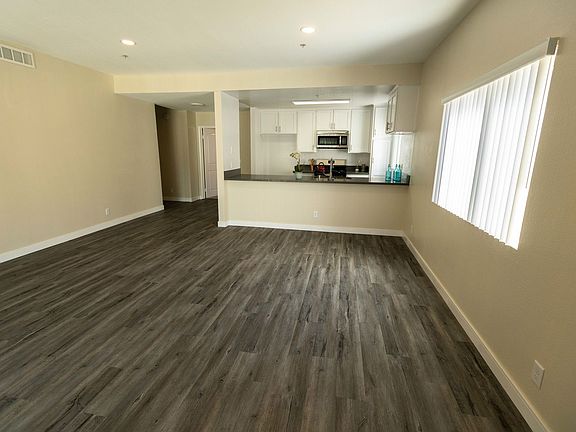 5th image of 7057 Lanewood Ave #101