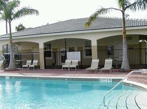 3rd image of 1550 SE Hampshire Way APT 102