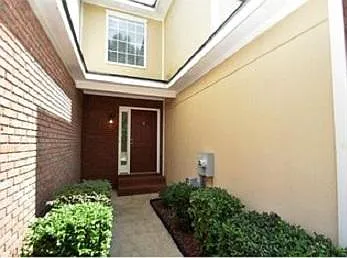 111 S Springview Dr — Photo 2