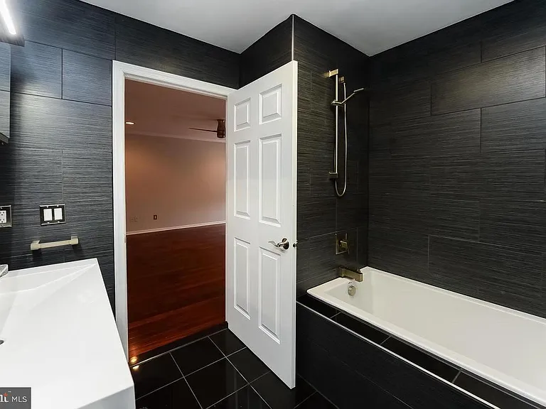71 Versailles Blvd — Photo 12