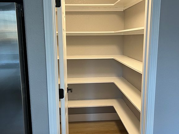 5th image of 2715 Hinton Cir