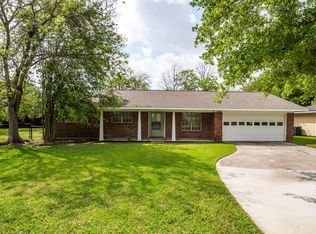 122 Honeysuckle Dr, Baytown, TX 77520