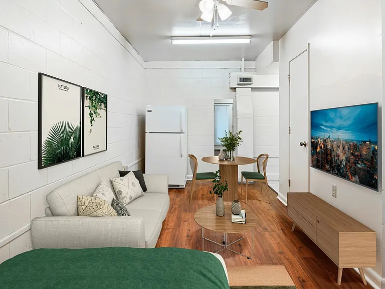 College Manor - Studio (No Built-Ins)