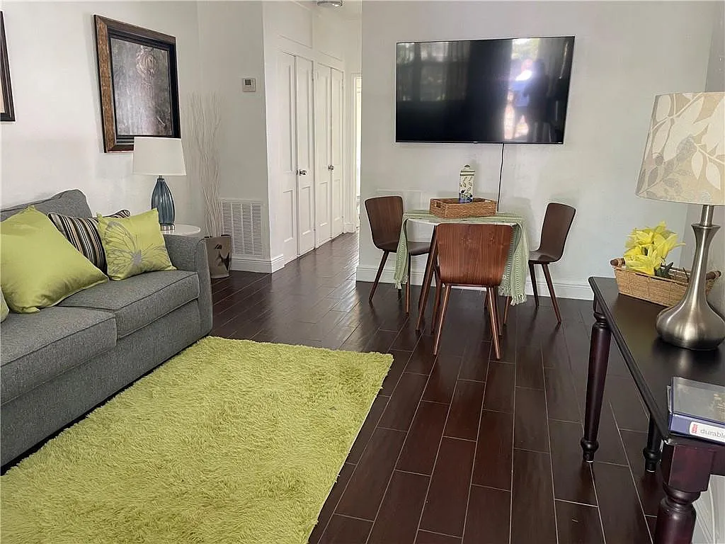 1 bed, 1.0 bath, 2367 sqft, $1,890 — Photo 3
