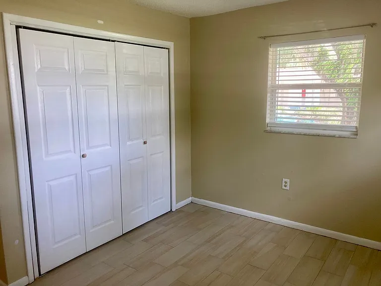 115 NW Crystal St — Photo 5