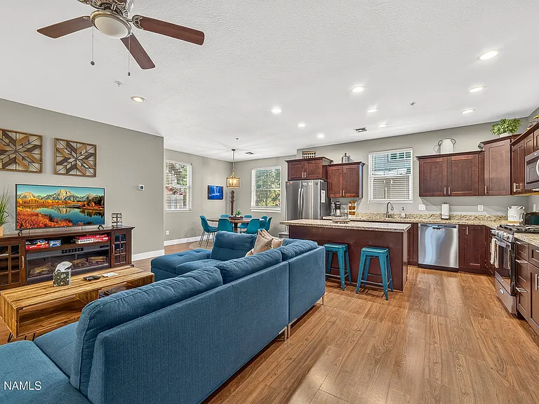 2561 W Cripple Creek Dr — Photo 2