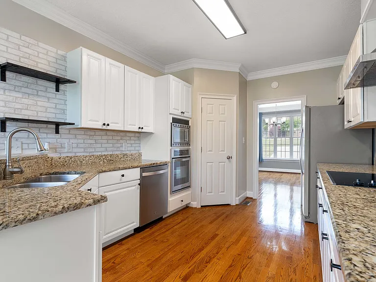 806 Willow Lake Dr — Photo 11