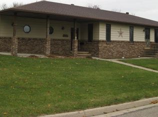 114 Sunrise Cir, Adrian, MN 56110