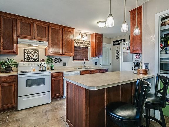 4th image of 11 Garrison Ln