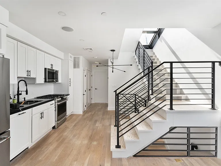 631 Saratoga St #4 — Photo 2