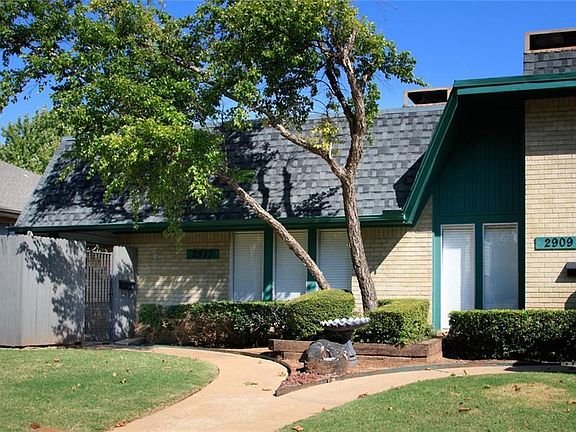 3rd image of 2913 Rosewood Ln