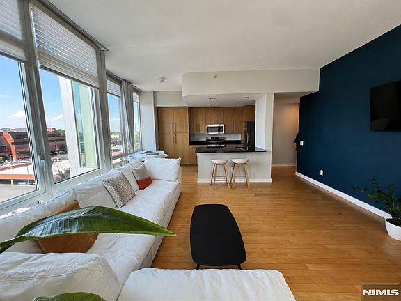 5th image of 800 12th St APT 909