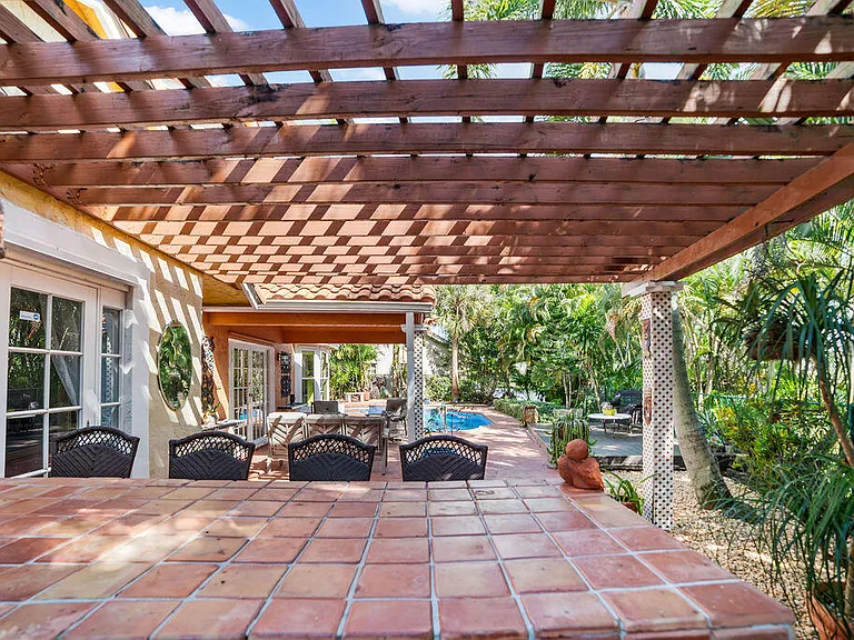 1256 Lake Breeze Dr — Photo 40