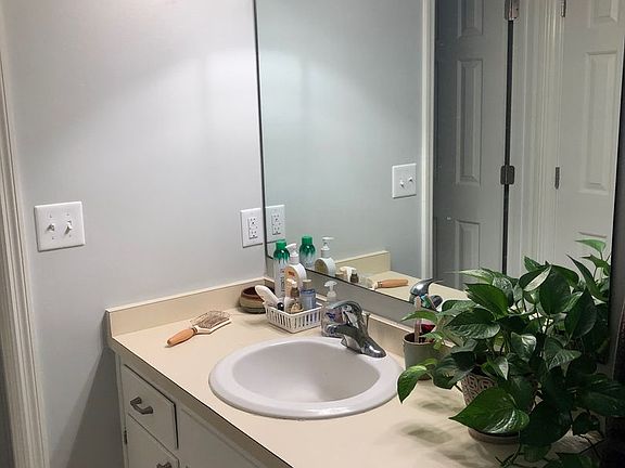 4th image of 135 Hollis Ln