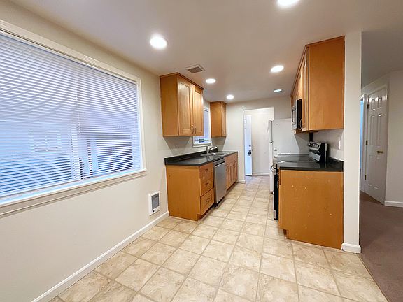 4th image of 5028 212th St SW #B