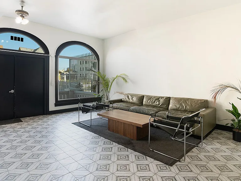 8th Street Studios Near Downtown Los Angeles Move-In Special — Photo 27