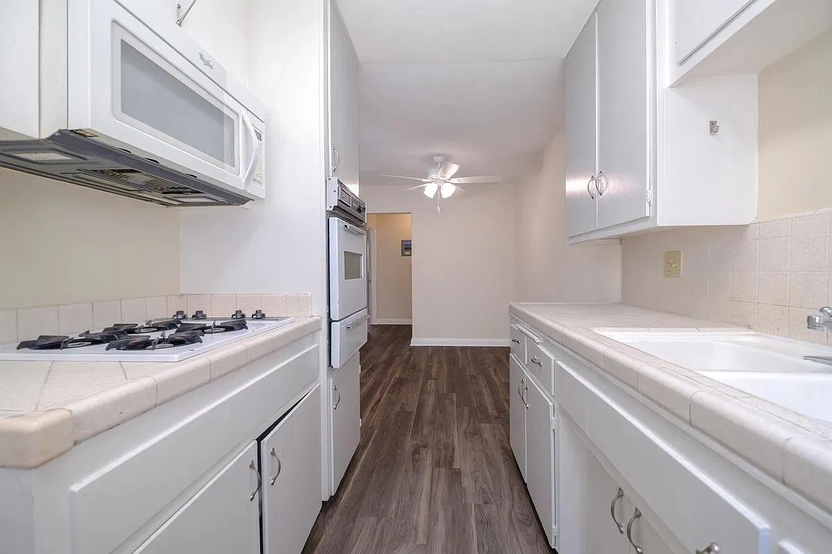715 E. Providencia Ave — Photo 2