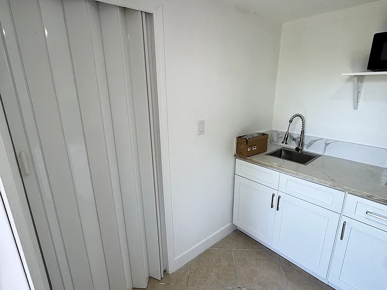1721 Manor Dr — Photo 3