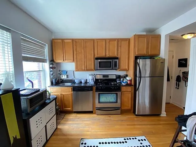 Building Photo - 1122 W Wellington Ave #205