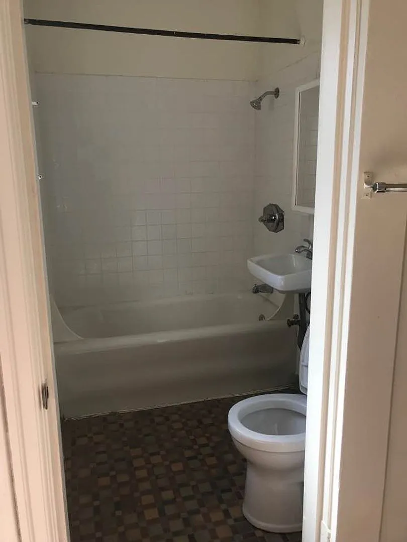 1817 Oxford St — Photo 2