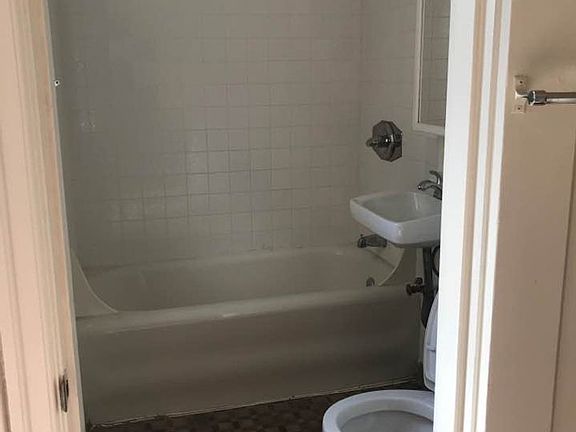 3rd image of 1817 Oxford St #19
