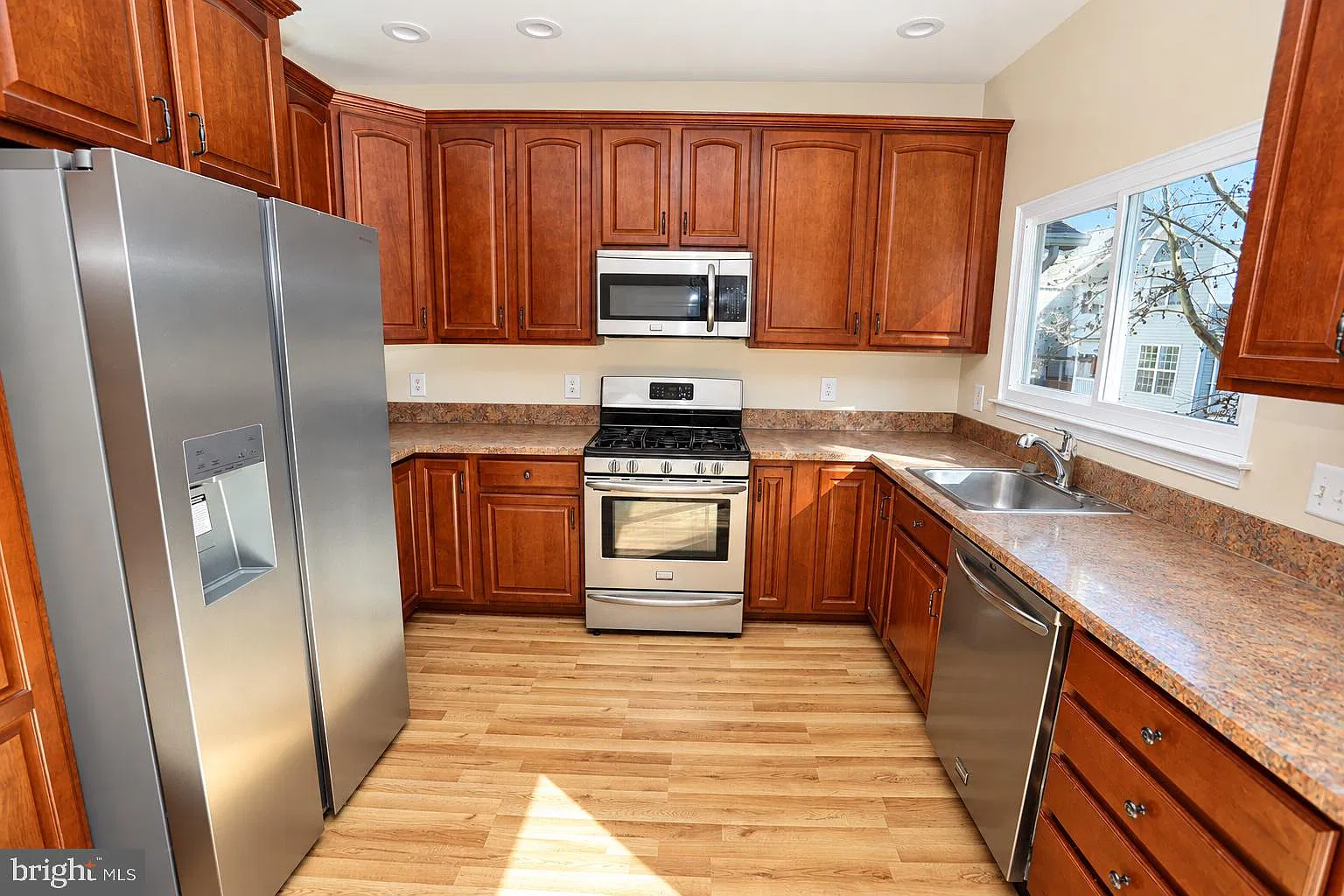 4 bed, 3.5 bath, 1812 sqft, $2,900 — Photo 4