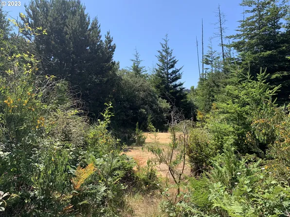 823 Fulton Ave, Coos Bay, OR 97420