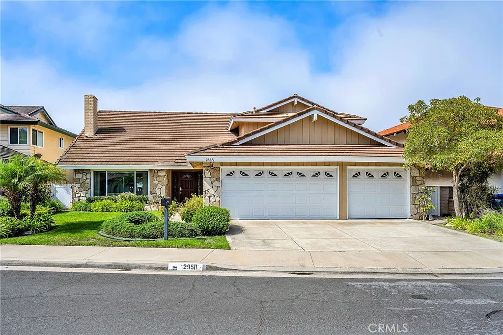 5 bed, 2968 sqft, $7,300 — Photo 2