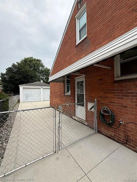 3 bed, 2.0 bath, 2085 sqft, $2,000 — Photo 3