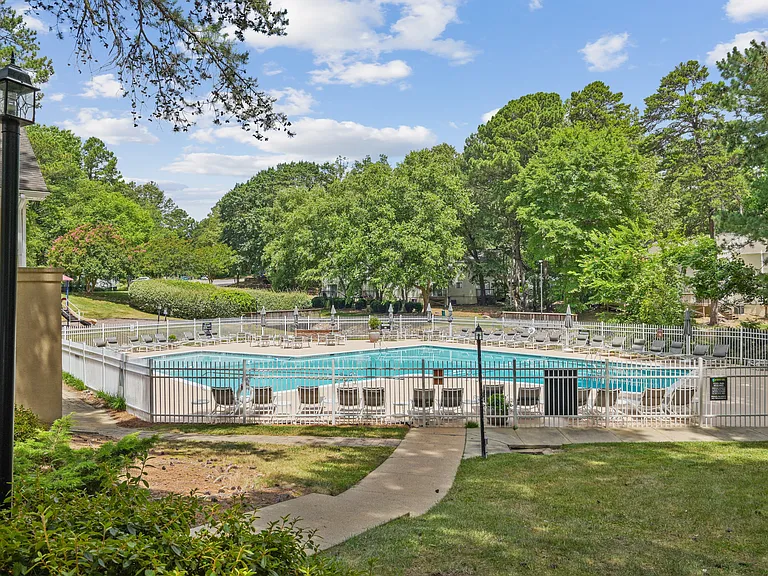 Regency Park Apartment Homes — Photo 34