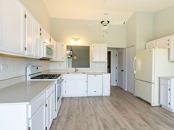 3rd image of 629 W Streamwood Blvd Unit B